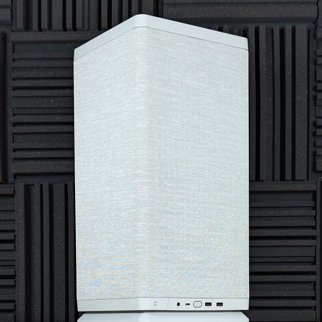 fractal mood custom prebuilt desktop gaming pc closeup