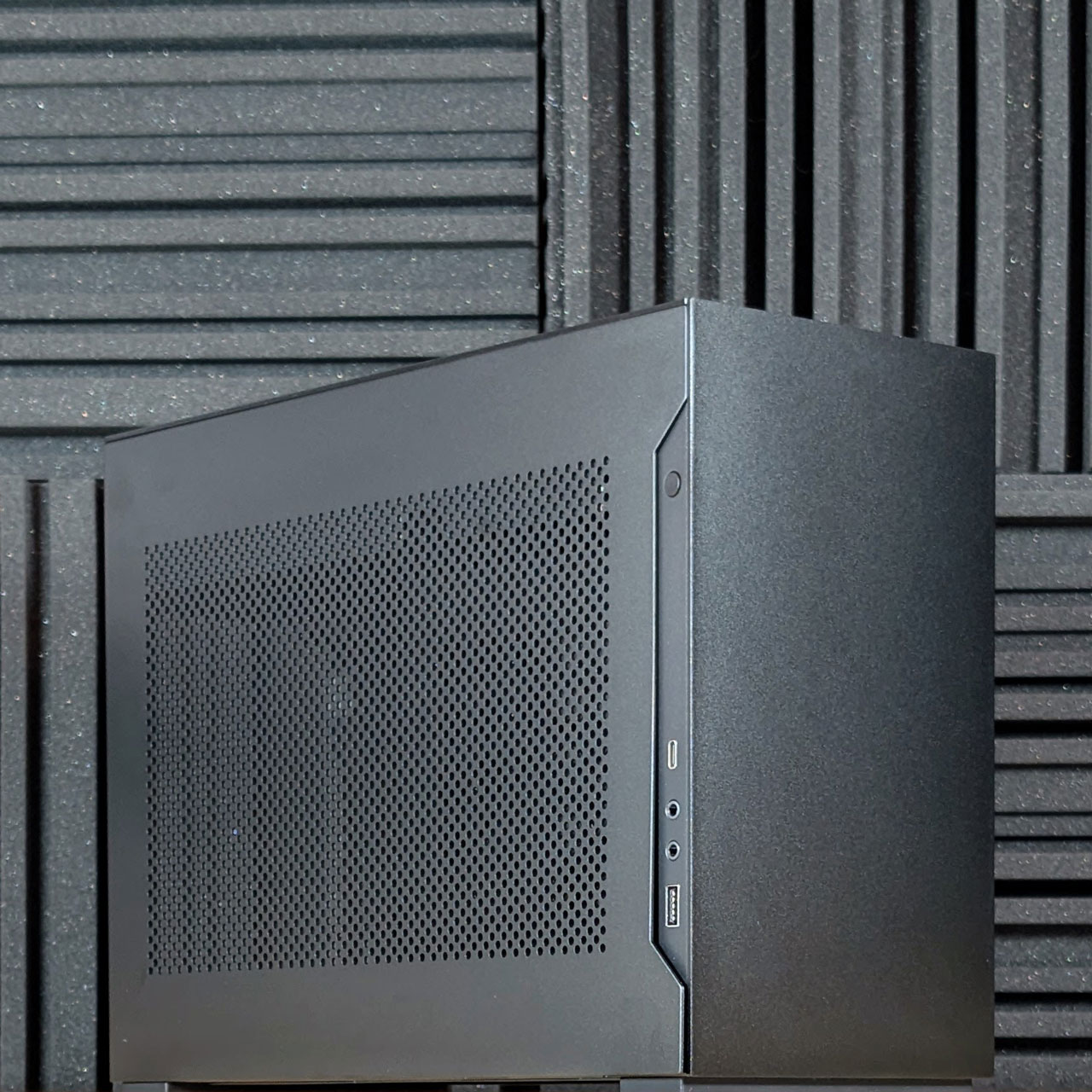 lian-li-a4-h2o-custom-prebuilt-sff-gaming-pc-closeup lian li a4 h2o custom prebuilt sff gaming pc closeup