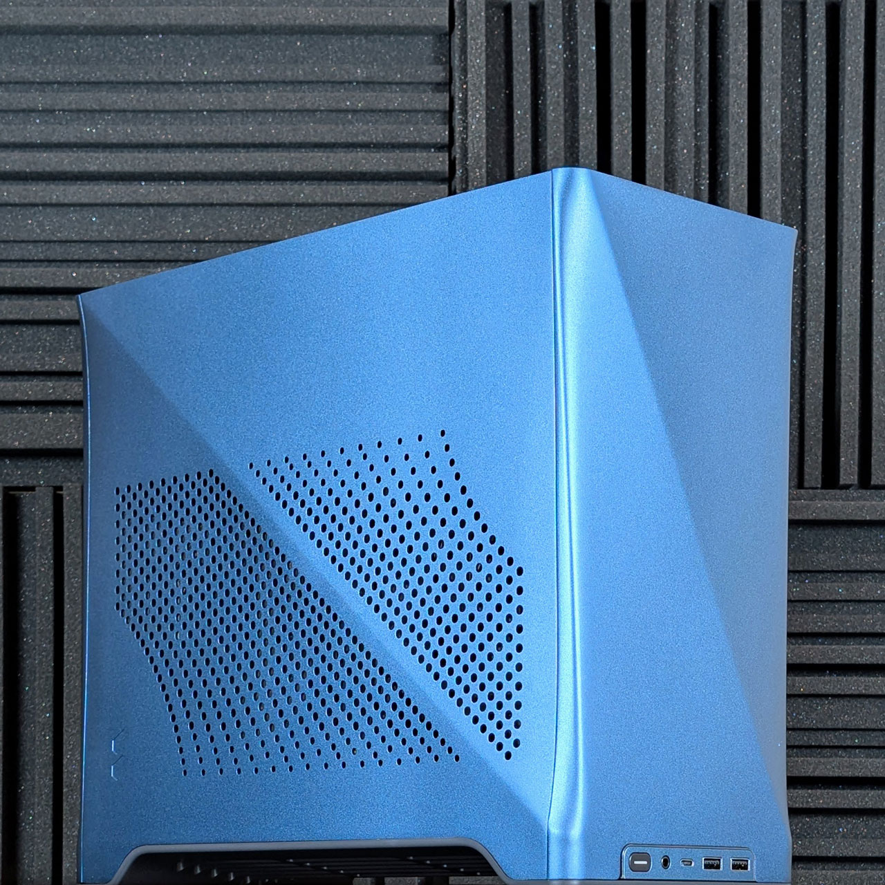 2025-01-fractal-design-era-2-midnight-blue-sff-itx-gaming-pc-case-closeup 2025 01 fractal design era 2 midnight blue sff itx gaming pc case closeup