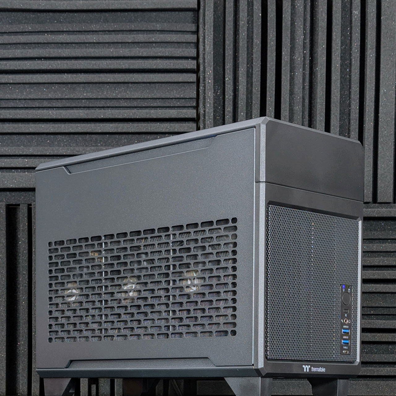 thermaltake-tr100-black-custom-prebuilt-sff-mini-itx-gaming-pc-closeup thermaltake tr100 black custom prebuilt sff mini itx gaming pc closeup