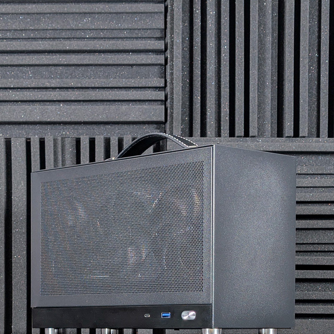 shiny-snake-s300-black-custom-prebuilt-sff-mini-itx-gaming-pc-closeup shiny snake s300 black custom prebuilt sff mini itx gaming pc closeup