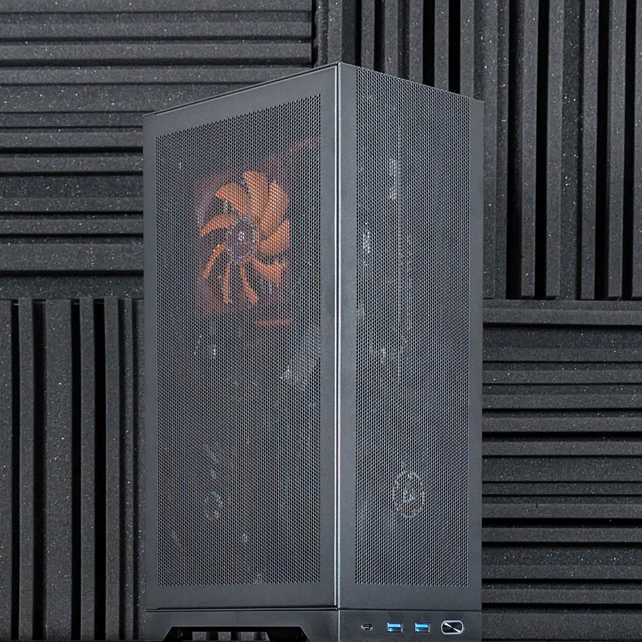 shiny-snake-l300-black-custom-prebuilt-sff-mini-itx-gaming-pc-closeup shiny snake l300 black custom prebuilt sff mini itx gaming pc closeup